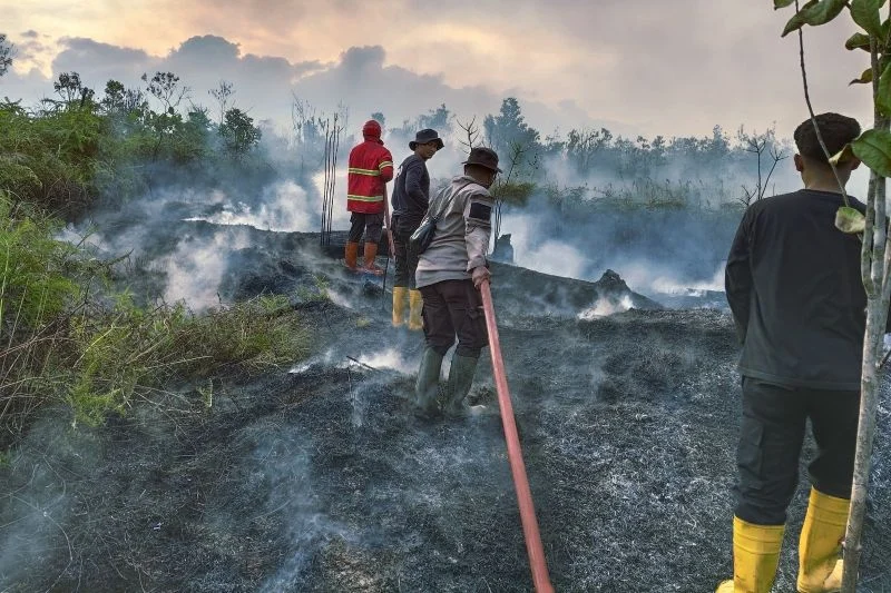 Api Lahap 7 Hektare TPA Jatiwaringin, Puluhan Warga Mengungsi Akibat Asap Tebal