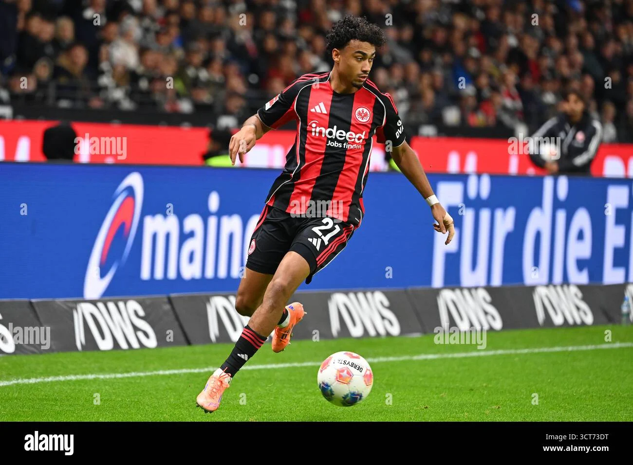 Bayern Munich Patahkan Jantung Eintracht Frankfurt: Nathaniel Brown Resmi Berlabuh di Allianz Arena!