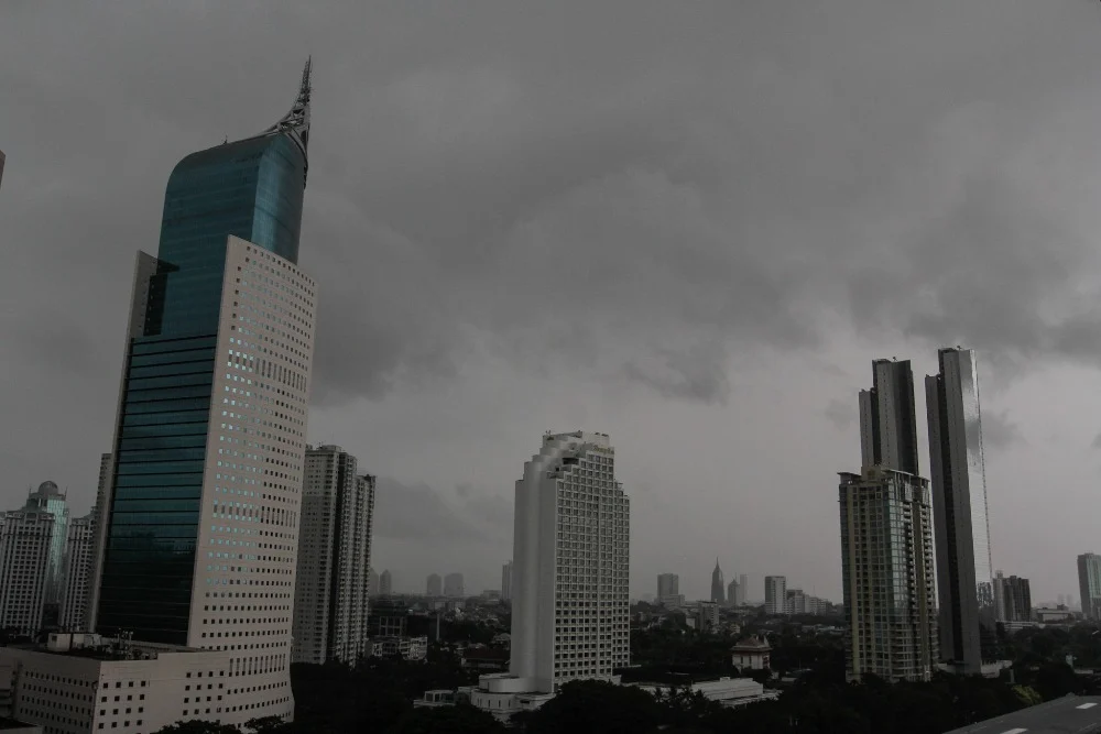 Suhu Hari Ini di Jakarta: Pecahnya Kaca di Gedung BGN dan Fenomena Cuaca Dingin 2 Suhu Hari Ini di Jakarta: Pecahnya Kaca di Gedung BGN dan Fenomena Cuaca Dingin