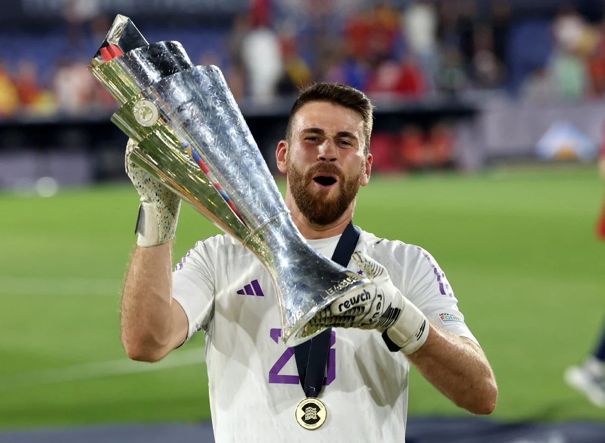 Unai Simón Cetak Sejarah! Kiper Spanyol Raih Golden Glove Usai Bawa La Roja Juara Dunia 2026 2 Unai Simón Cetak Sejarah! Kiper Spanyol Raih Golden Glove Usai Bawa La Roja Juara Dunia 2026